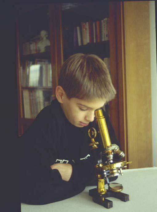 Le jeune Thomas avec son microscope